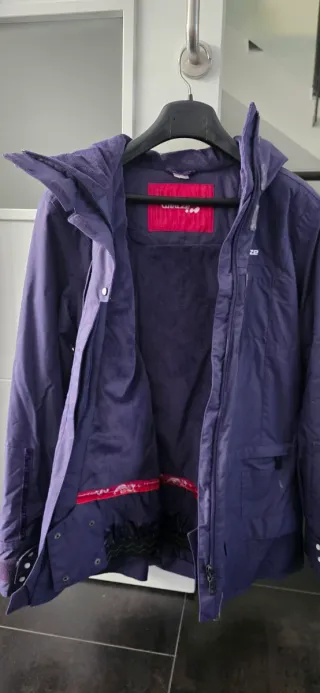 Chaqueta de nieve Wedze morada. Em buen estado.