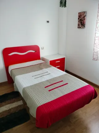 Mesita de noche blanca y roja