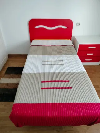 Mesita de noche blanca y roja