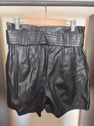 Pantalón corto efecto piel Zara