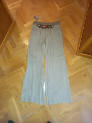 Pantalón ancho con abalorios