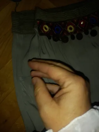 Pantalón ancho con abalorios