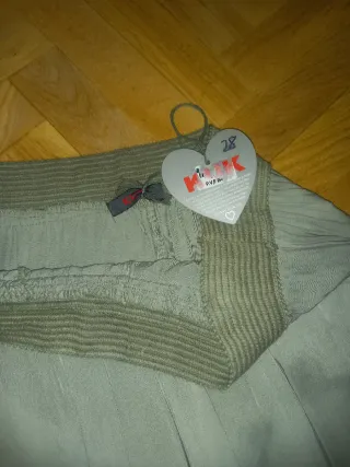 Pantalón ancho con abalorios