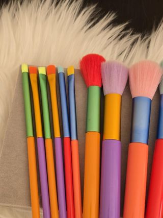 SET BROCHAS DE MAQUILLAJE ARCOIRIS. NUEVO