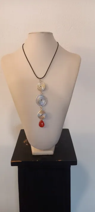 Collana con ciondolo a spirale e goccia rossa