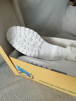 Zuecos de trabajo blancos