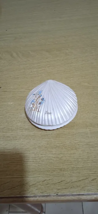 Portagioie a forma di conchiglia