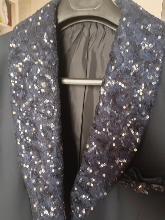 Traje azul marinho com lantejoulas