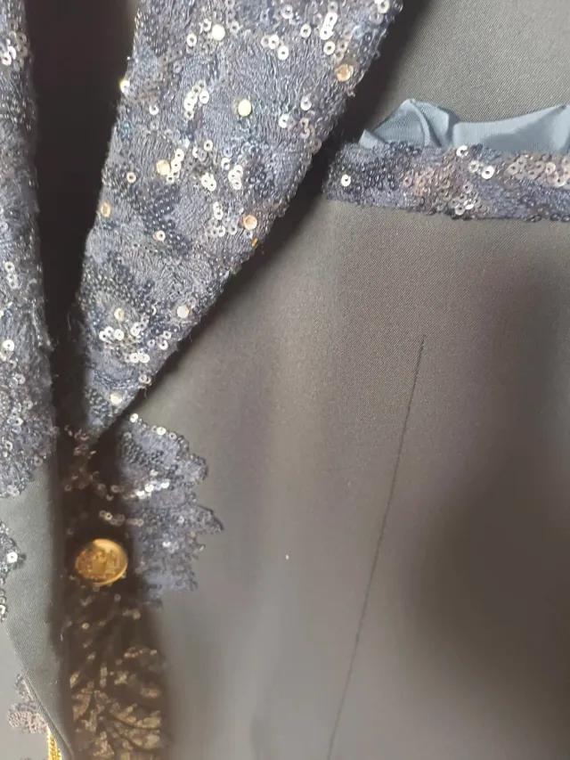 Traje azul marinho com lantejoulas