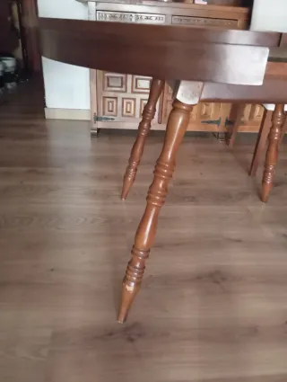 Mesa de comedor redonda de madera