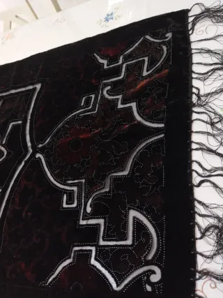 Sciarpa/Coprispalle nero e rosso con intagli