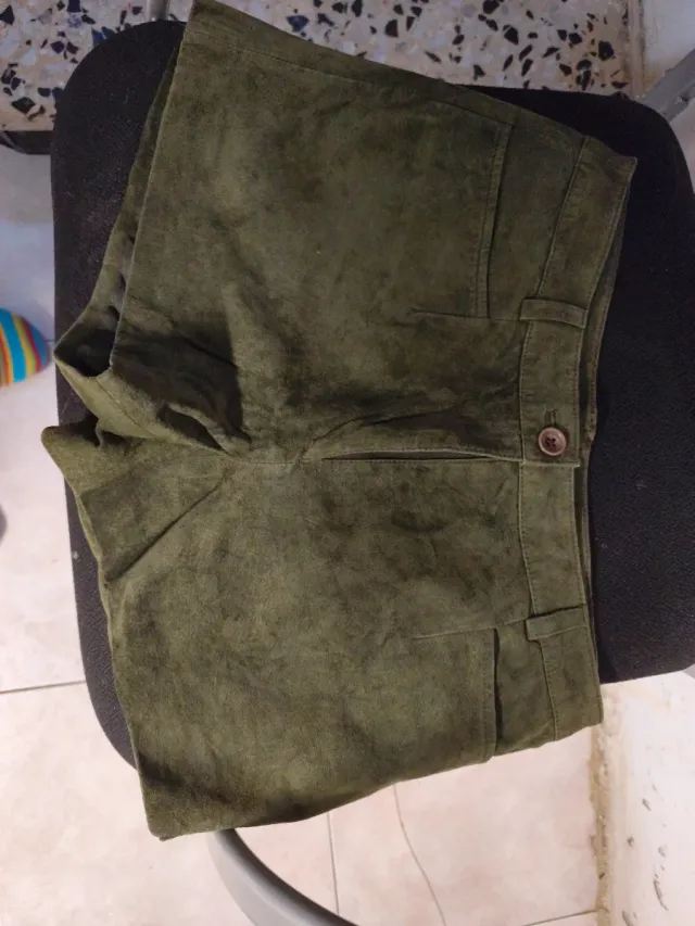 Pantaloni corti verdi militari