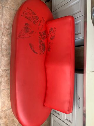 Sofá de cuero rojo