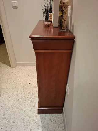 Zapatero de madera marrón