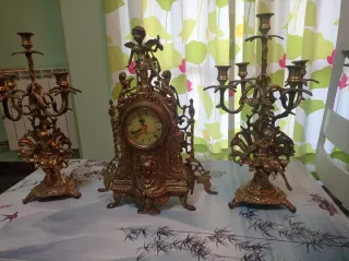 Reloj y candelabros de bronce