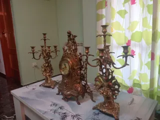 Reloj y candelabros de bronce