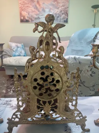 Reloj y candelabros de bronce