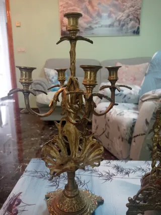 Reloj y candelabros de bronce