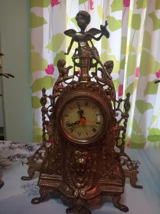 Reloj y candelabros de bronce