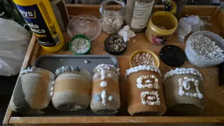 Portacandele in cristallo decorati con sabbia e pietra