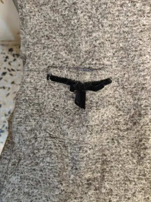 Abito invernale grigio con collo in pelliccia sintetica