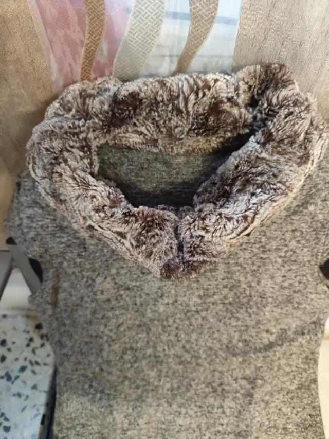 Abito invernale grigio con collo in pelliccia sintetica