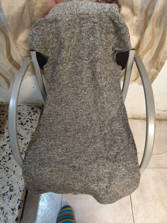 Abito invernale grigio con collo in pelliccia sintetica