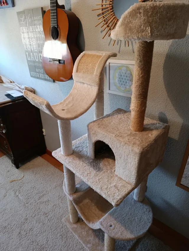 Torre para gatos en muy buen estado