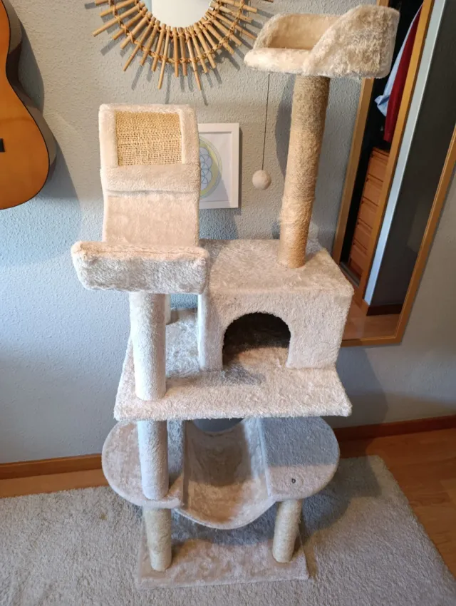 Torre para gatos en muy buen estado