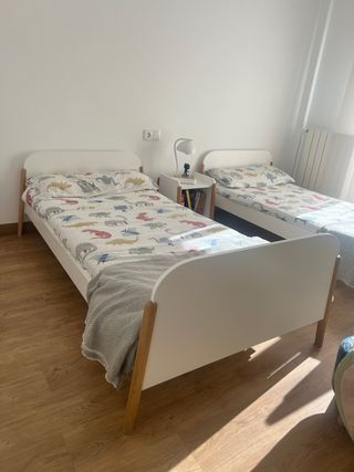 2 Camas Infantiles con Colchones y mesita