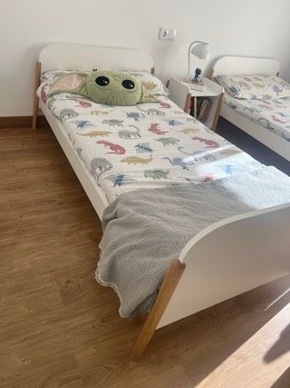 2 Camas Infantiles con Colchones y mesita