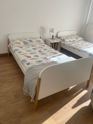 2 Camas Infantiles con Colchones y mesita