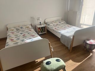 2 Camas Infantiles con Colchones y mesita