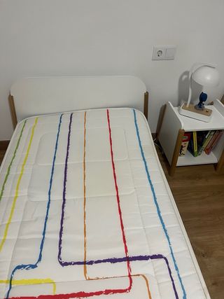 2 Camas Infantiles con Colchones y mesita