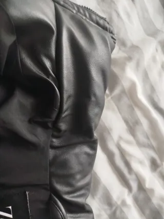 Cazadora efecto piel acolchada negra