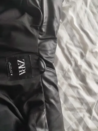 Cazadora efecto piel acolchada negra