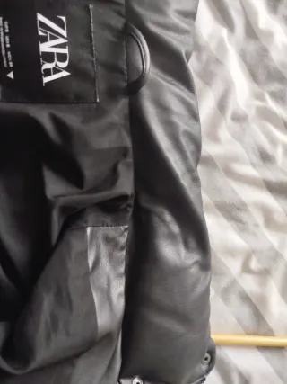 Cazadora efecto piel acolchada negra