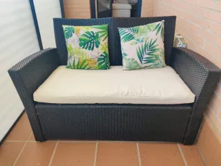 Conjunto de Muebles de Exterior: Sofá y Mesa