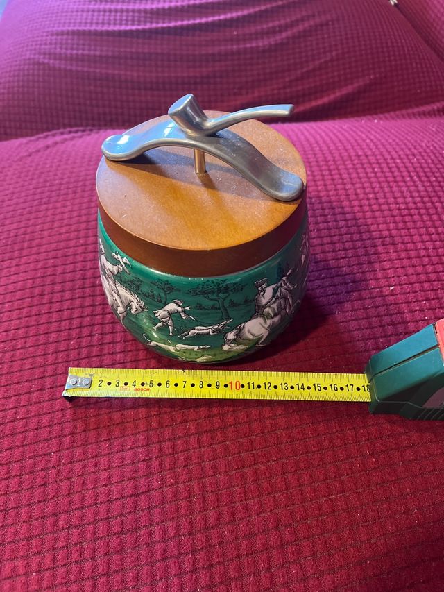 Bote de tabaco vintage con escena de caza