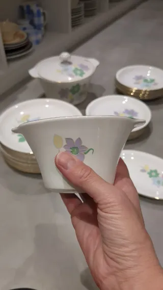Vajilla de porcelana con flores marca Pontesa