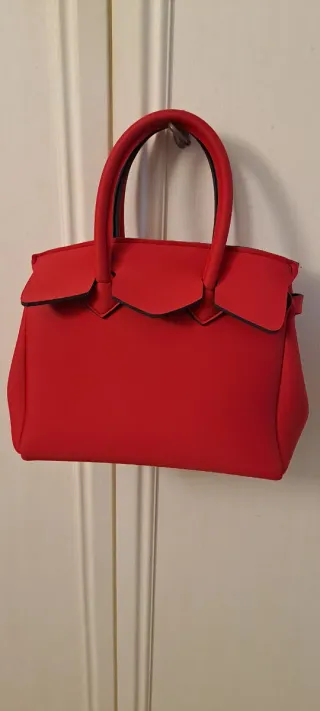 Borsa a mano rossa con fiore