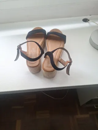 Sandalias negras de tacon corrido muy bonitas