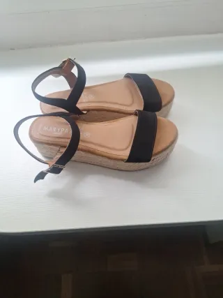 Sandalias negras de tacon corrido muy bonitas