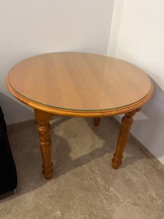 Mesa redonda madera y cristal, es extensible.