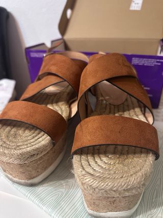 Sandalias cuña marrón talla 40