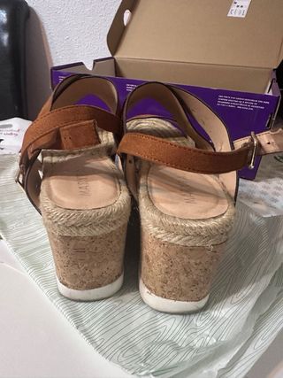 Sandalias cuña marrón talla 40
