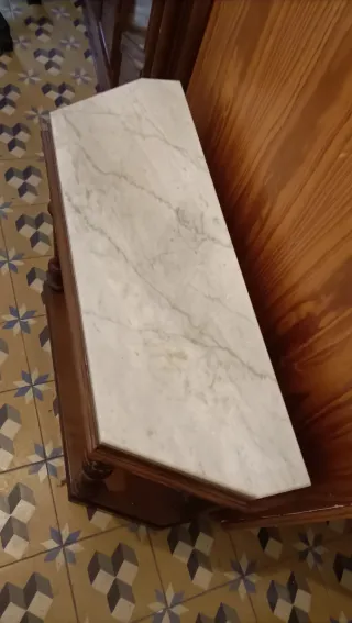 Mueble de entrada de madera con mármol