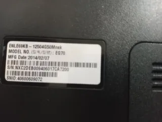 Ordenador portátil negro funciona con el cargador