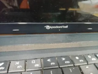 Ordenador portátil negro funciona con el cargador