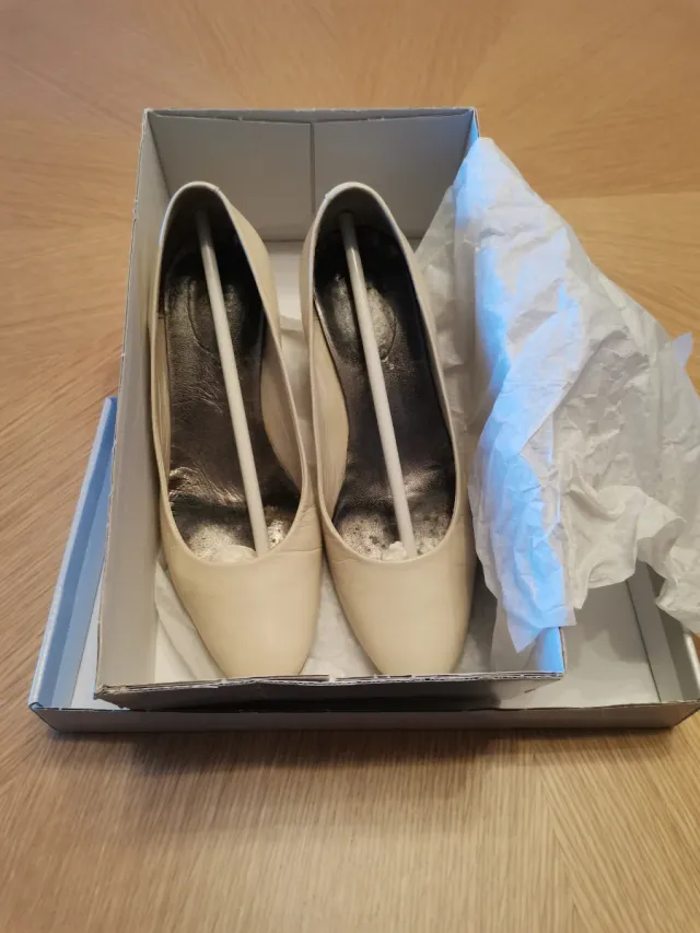 Zapatos de tacón beige